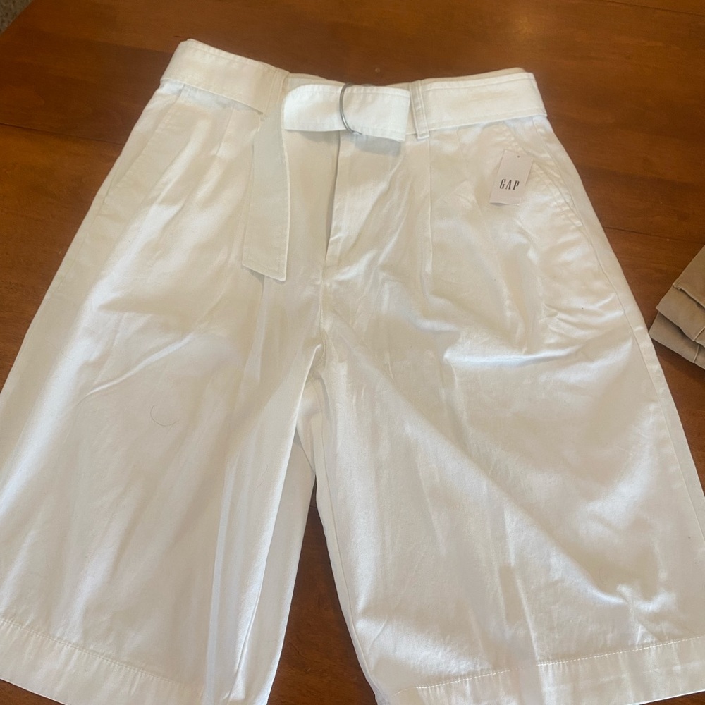 Women’s white Gap walking short